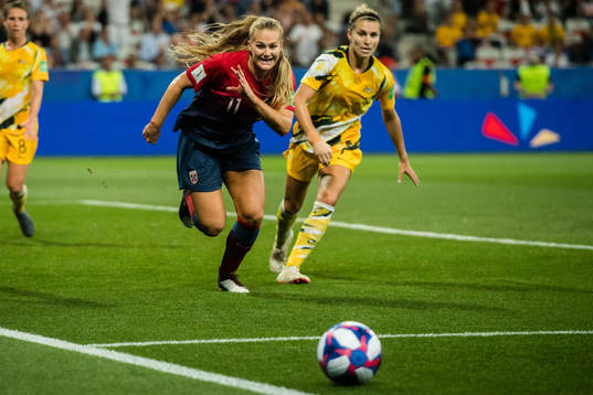 Lisa-Marie Karlseng Utland of Norway and Steph Catley of
