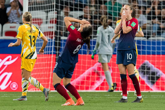 Vilde Bøe Risa and Caroline Graham Hansen looks dejected