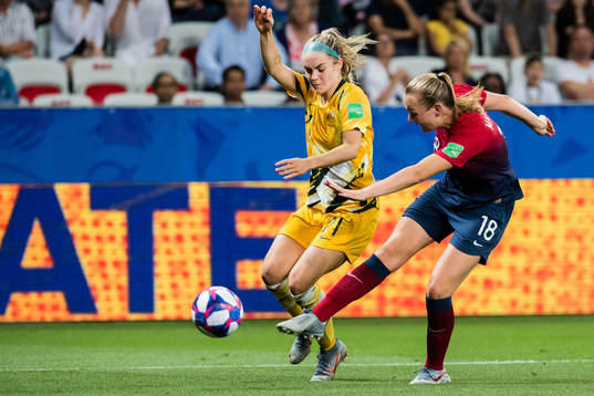 Ellie Carpenter of Australia and Frida Leonhardsen Maanum