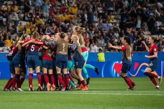 Players of Norway celebrates