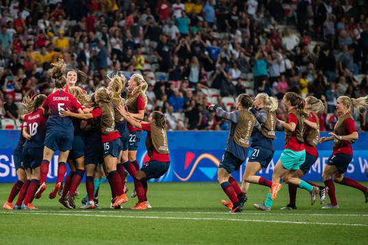 Players of Norway celebrates