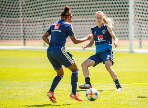 Madelen Janogy and Amanda Ilestedt of Sweden