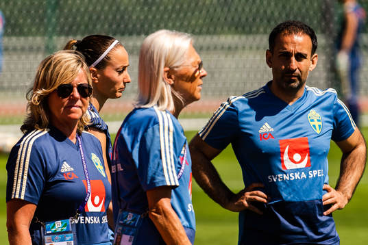 Team manager Marika Domanski Lyfors, Kosovare Asllani and