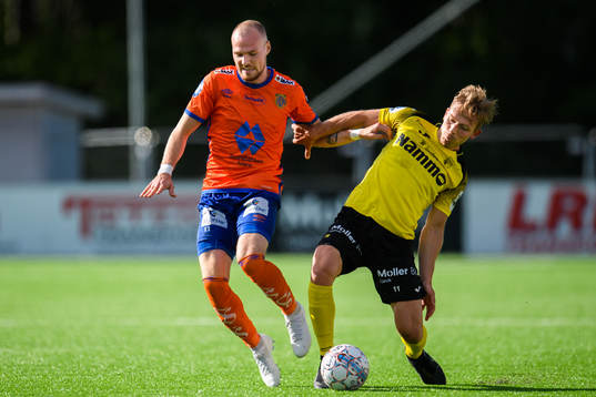 Aron Elís Thrándarson of Aalesund and Mikkel Maigaard of