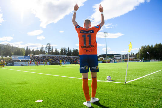 Aron Elís Thrándarson of Aalesund with a corner kick