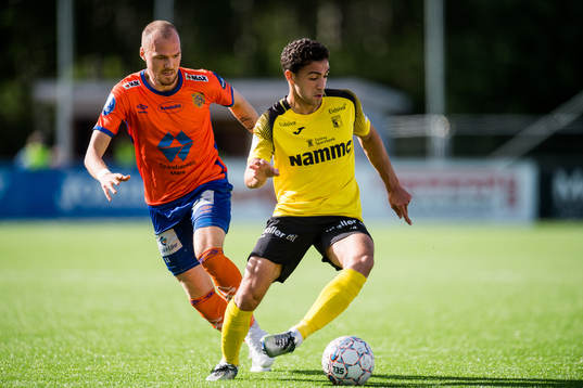 Aron Elís Thrándarson of Aalesund and Ryan Doghman of