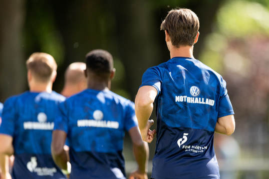 Halmstads spelare värmer upp före fotbollsmatchen i