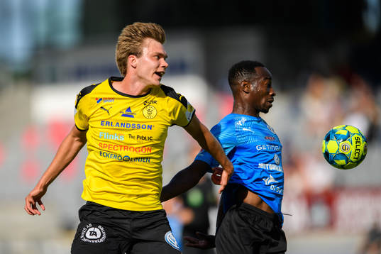 Frejs Marcus Degerlund och Halmstads Sadat Karim