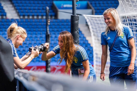 Team photographer Anna Moilanen, Kosovare Asllani and Hanna