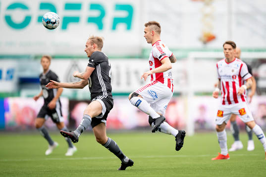 Gjermund Åsen of Rosenborg and Kent-Are Antonsen of Tromsø