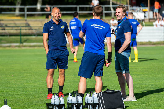 Eskilsminnes tränare Mattias Lindström i samtal med