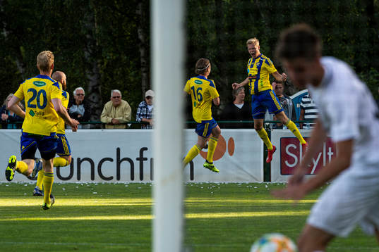 Eskilsminnes Jonatan Persson jublar
