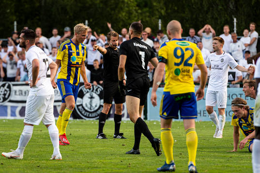 domare Linuz Söderberg blåser straff