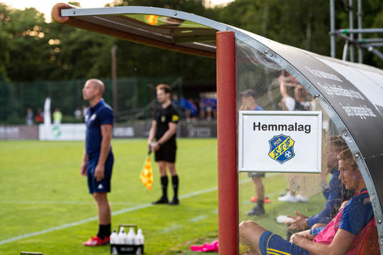 Skylt med Eskilsminnes klubbmärke på