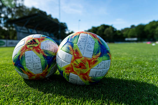 Två fotbollar ligger uppradade