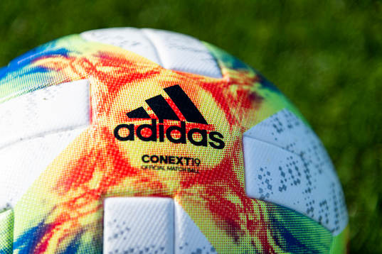 Närbild på en Adidas-fotboll