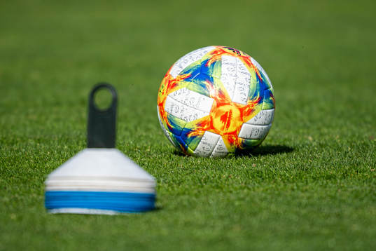 Träningskoner och en fotboll