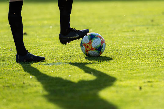 En spelare står med en boll