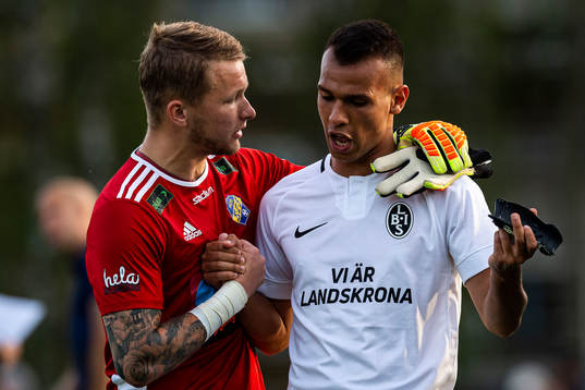 Eskilsminnes målvakt Pontus Löfvenmark i samtal med