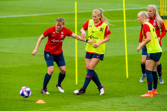 Kristine Minde, Lisa-Marie Karlseng Utland, Karina Sævik