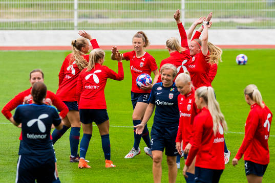 Synne Skinnes Hansen and Therese Sessy Åsland of Norway