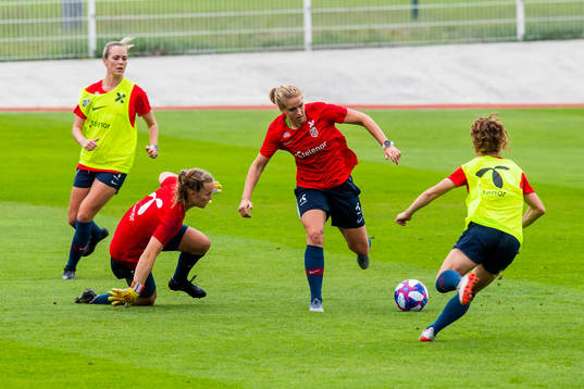 Stine Hovland, goalkeeper Oda Maria Hove Bogstad, Elise