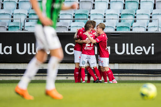 Degerfors Marcus Astvald jublar med lagkamrater