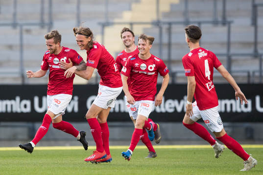 Degerfors Rasmus Alm jublar med lagkamrater