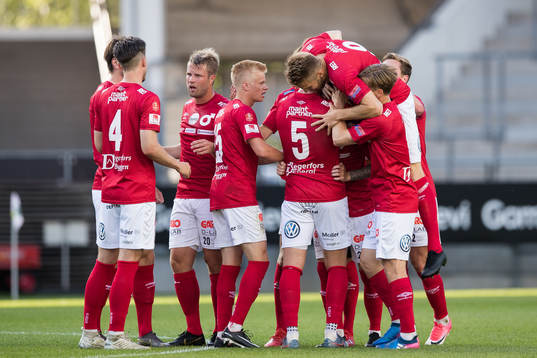 Degerfors Rasmus Alm jublar med lagkamrater