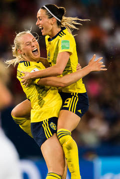 Stina Blackstenius celebrates tighter with Kosovare Asllani