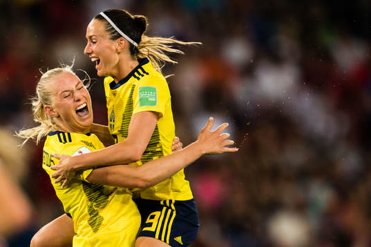 Stina Blackstenius celebrates tighter with Kosovare Asllani