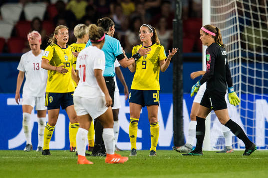 Referee Kate Jacewicz and Kosovare Asllani of Sweden