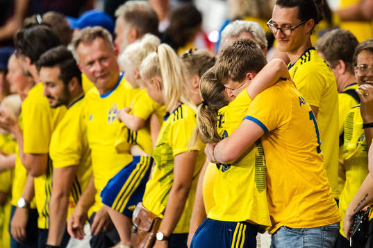 Anna Anvegård of Sweden celebrate with friends and family