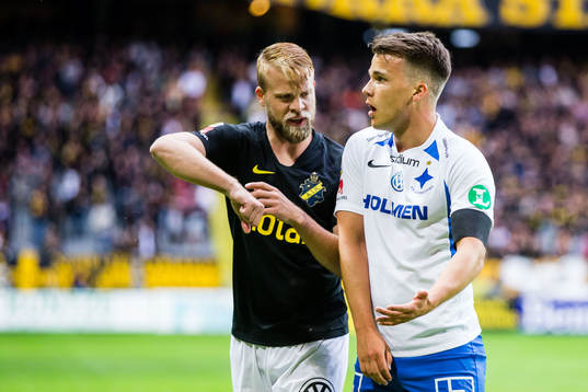s Daniel Sundgren och IFK Norrköpings Simon Skrabb