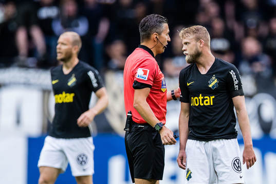 s Daniel Sundgren i diskussion med agens domare Bojan