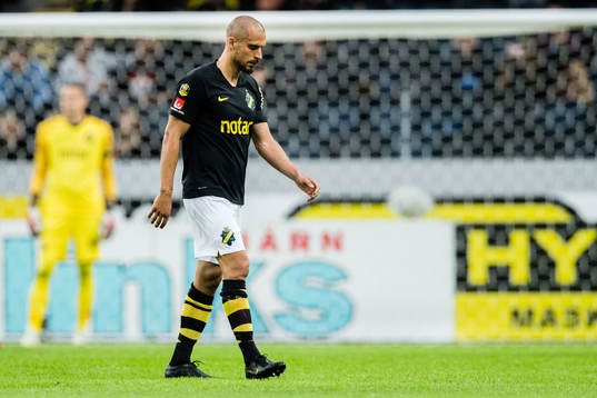 s Panajotis Dimitriadis får rött kort och lämnar planen