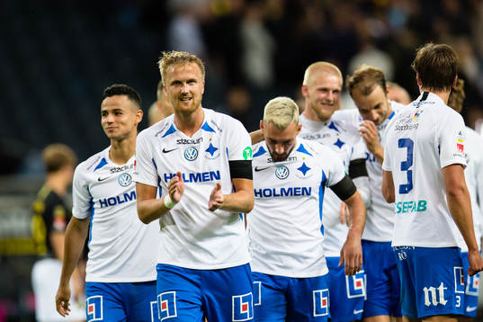 IFK Norrköpings spelare med Kasper Larsen (närmast i