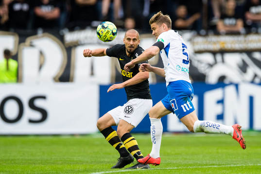 s Panajotis Dimitriadis i kamp om bollen med IFK