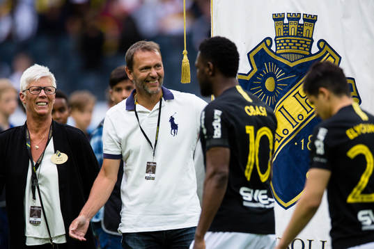 s tidigare spelare Krister Nordin agerar flaggbärare