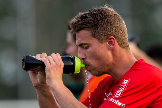 Höganäs Niklas Hansen dricker vatten i vattenpausen