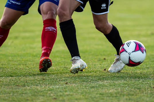 Fotbollsspelare kämpar om bollen