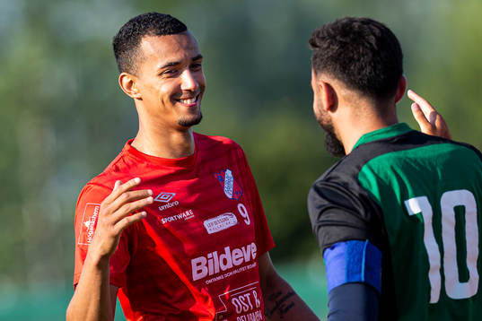 Höganäs Samuel Aziz hälsar på Högaborgs Mustafa Khalili