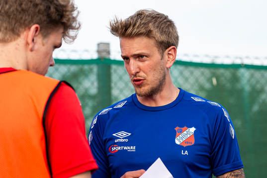 Höganäs assisterande tränare Linus Ahlberg i samtal med