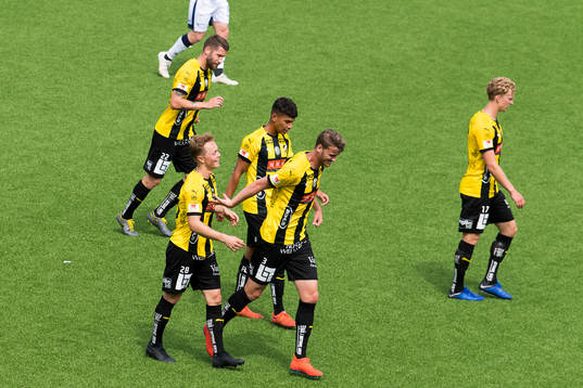Häckens Adam Andersson jublar