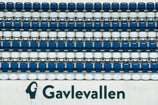 Stolar på läktaren på Gavlevallen