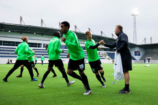 Västerås spelare tar i hand med assisterande tränare