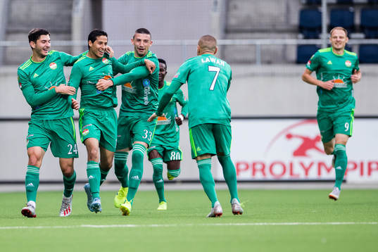 Dalkurds Ahmad Awad (tvåa från vänster) jublar med