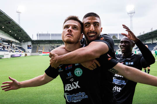 Västerås Boris Lievar (v)  jublar med Sean Sabelkar (m)
