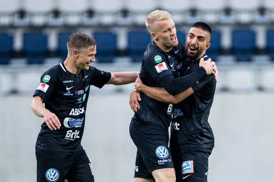 Västerås Simon Johansson (m) jublar med Dennis Persson