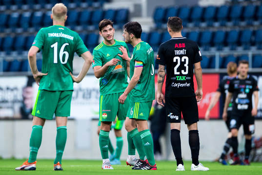 Dalkurds Besard Sabovic i en diskussion med Västerås